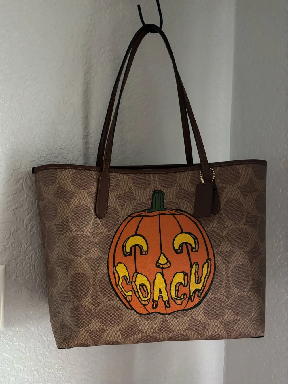 Coach City Tote Bag in Signature Canvas with collectible  Halloween pumpkin NEW